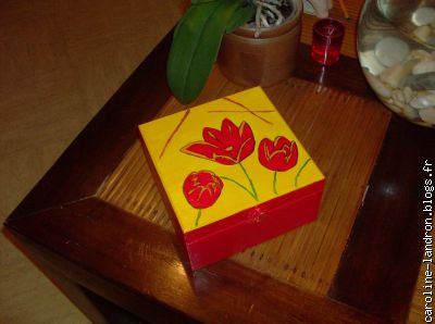 peinture florale abstraite  sur boite à the  en bois